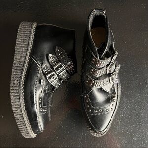 T.U.K Black Leather Studded Pointed 3 Buckle Creeper Mens 6 Women’s 8